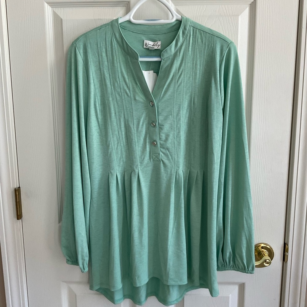 Womens Wonderly tunic size small.